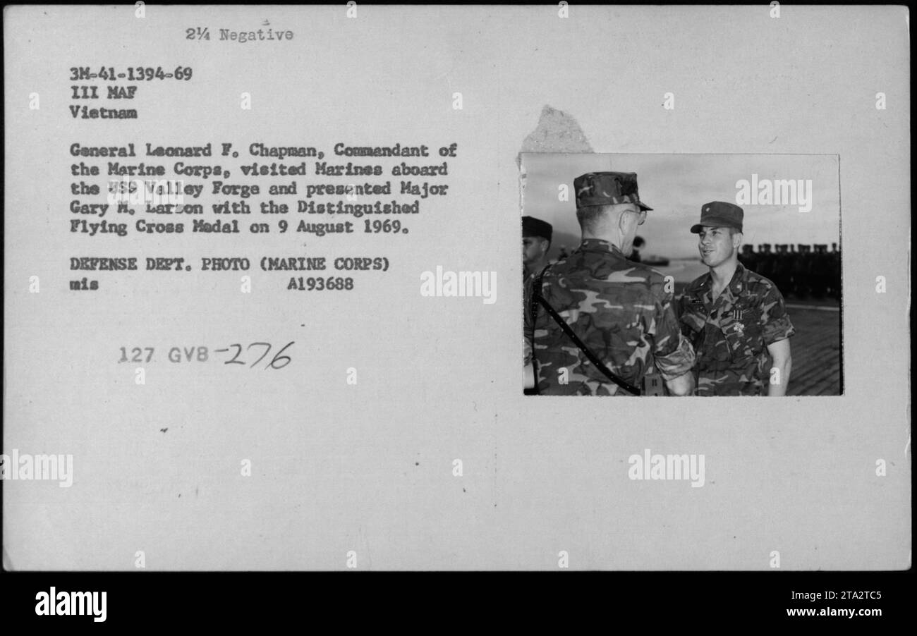 General Leonard F. Chapman, Kommandant des Marine Corps, überreichte Major Gary H. Larson am 9. August 1969 die Distinguished Flying Cross Medal an Bord der USS Valley Forge. Dieses Foto wurde während des Vietnamkriegs aufgenommen. Stockfoto