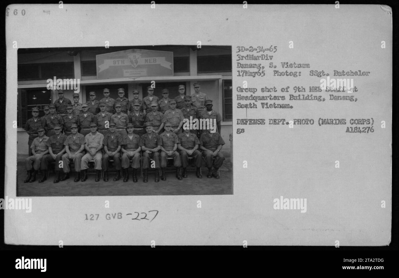 Gruppenaufnahme des 9. HEB-Personals im Hauptquartiergebäude in Danang, Südvietnam am 17. Mai 1965. Erstellt von SSgt. Batchelor, dieses Foto zeigt Mitglieder des 9. HEB bei der Arbeit während des Vietnamkriegs. (DEFENSE DEPT. FOTO - MARINE CORPS) Stockfoto