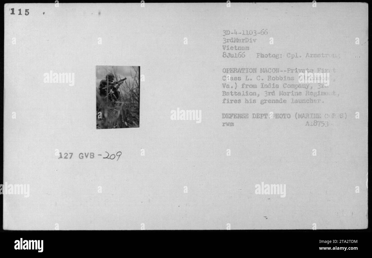Private First Class L. C. Robbins of India Company, 3rd Battalion, 3rd Marine Regiment feuert einen Granatwerfer während der Operation Macon in Vietnam am 8. Juli 1966 ab, dokumentiert von CPL Armstrong. Stockfoto