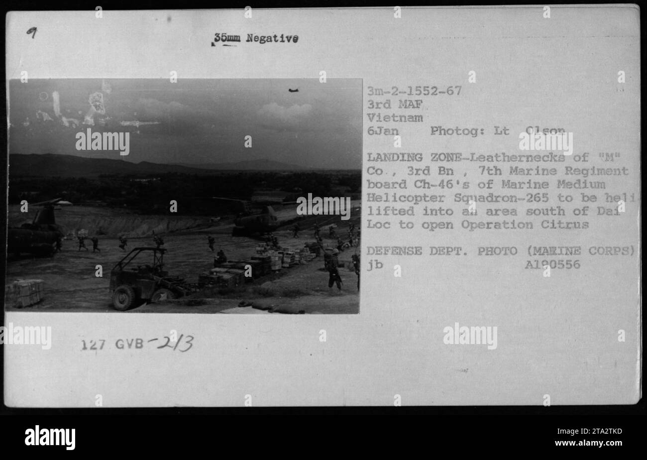 Marines der 'M' Company, 3rd Battalion, 7th Marine Regiment, werden im Januar 1967 in einer Landezone in Vietnam gesehen, die CH-46 Hubschrauber der Marine Medium Helicopter Squadron-265 besteigen. Die Marines wurden in ein Gebiet südlich von Dai Loc gebracht, um die Operation Citrus aufzunehmen. Dieses Foto wurde von Lt. Olson aufgenommen und ist ein offizielles Foto des Verteidigungsministeriums. Stockfoto