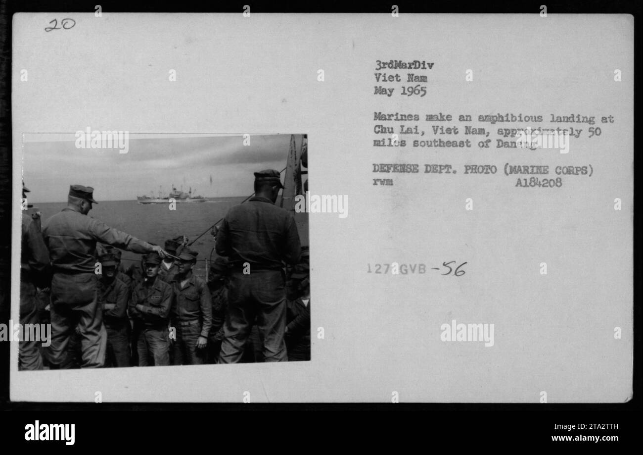 Die 3rd Marine Division Marines landen im Mai 1965 in Chu Lai, Vietnam, etwa 50 Meilen südöstlich von Danang. Das Foto dokumentiert Landungen und Beerdigungen auf See während amerikanischer Militäroperationen im Vietnamkrieg. Stockfoto