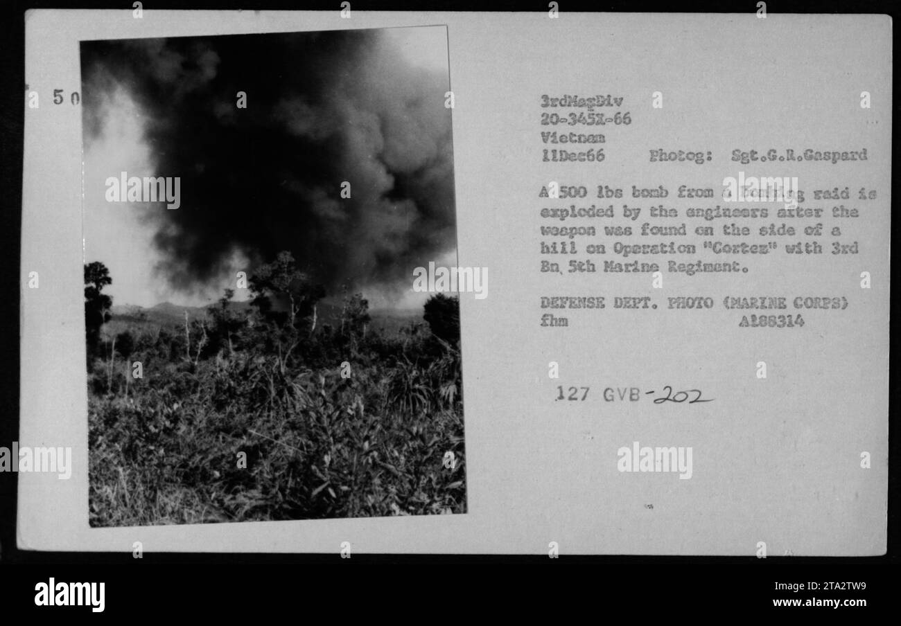 Eine 500 Pfund schwere Bombe eines Bombenangriffs, die von Ingenieuren explodiert wurde, nachdem sie während der Operation Cortez mit 3rd Bn, 5th Marine Regiment, auf der Seite eines Hügels gefunden wurde. Das Foto wurde am 11. Dezember 1966 von Sgt. G.R. Gaspard aufgenommen. Dieses Bild ist Teil der Sammlung amerikanischer Militäraktivitäten während des Vietnamkriegs. Stockfoto