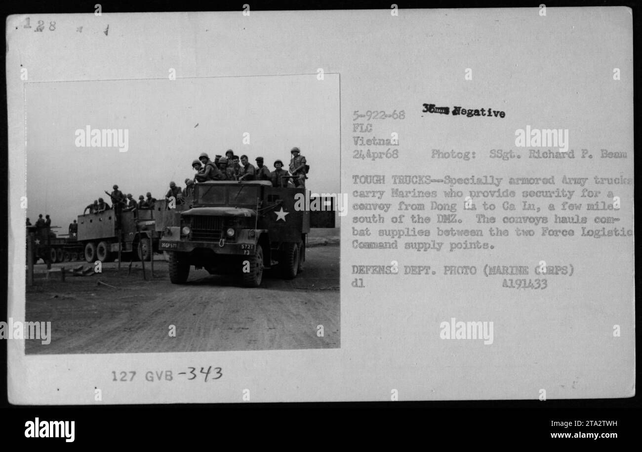 Gepanzerte Army Trucks transportieren am 24. April 1968 die Marines, um die Sicherheit des Konvois von Dong Ha nach Ca Ia in der Nähe der DMZ zu gewährleisten und Kampfvorräte zwischen den Force Logistic Command Points zu transportieren. Stockfoto