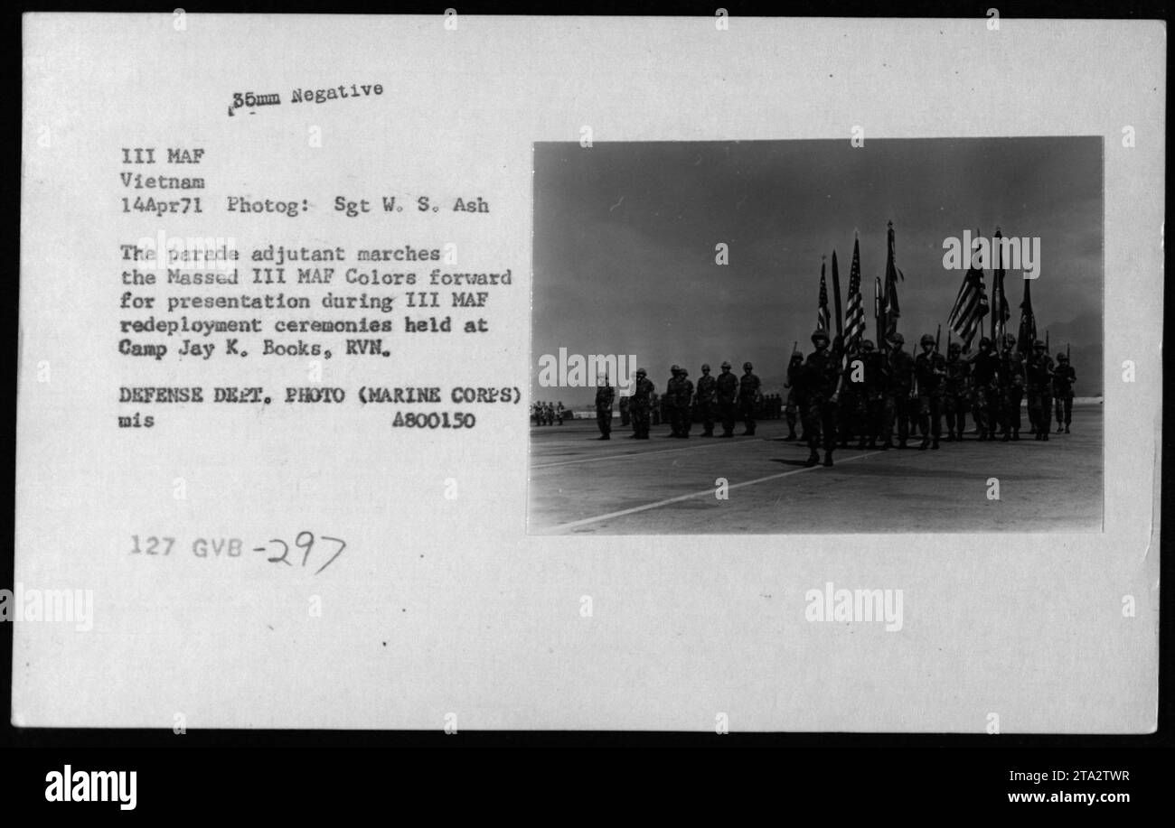 3/14/1971 - während der Umschiebungszeremonien im Camp Jay K. Books, RVN, marschiert der Paradeadjutant die Massed III MAF Colors zur Präsentation vor. Dieses Foto wurde während des Vietnamkriegs von Sgt. W. S. Ash unter dem Verteidigungsministerium (Marine Corps) aufgenommen. Stockfoto
