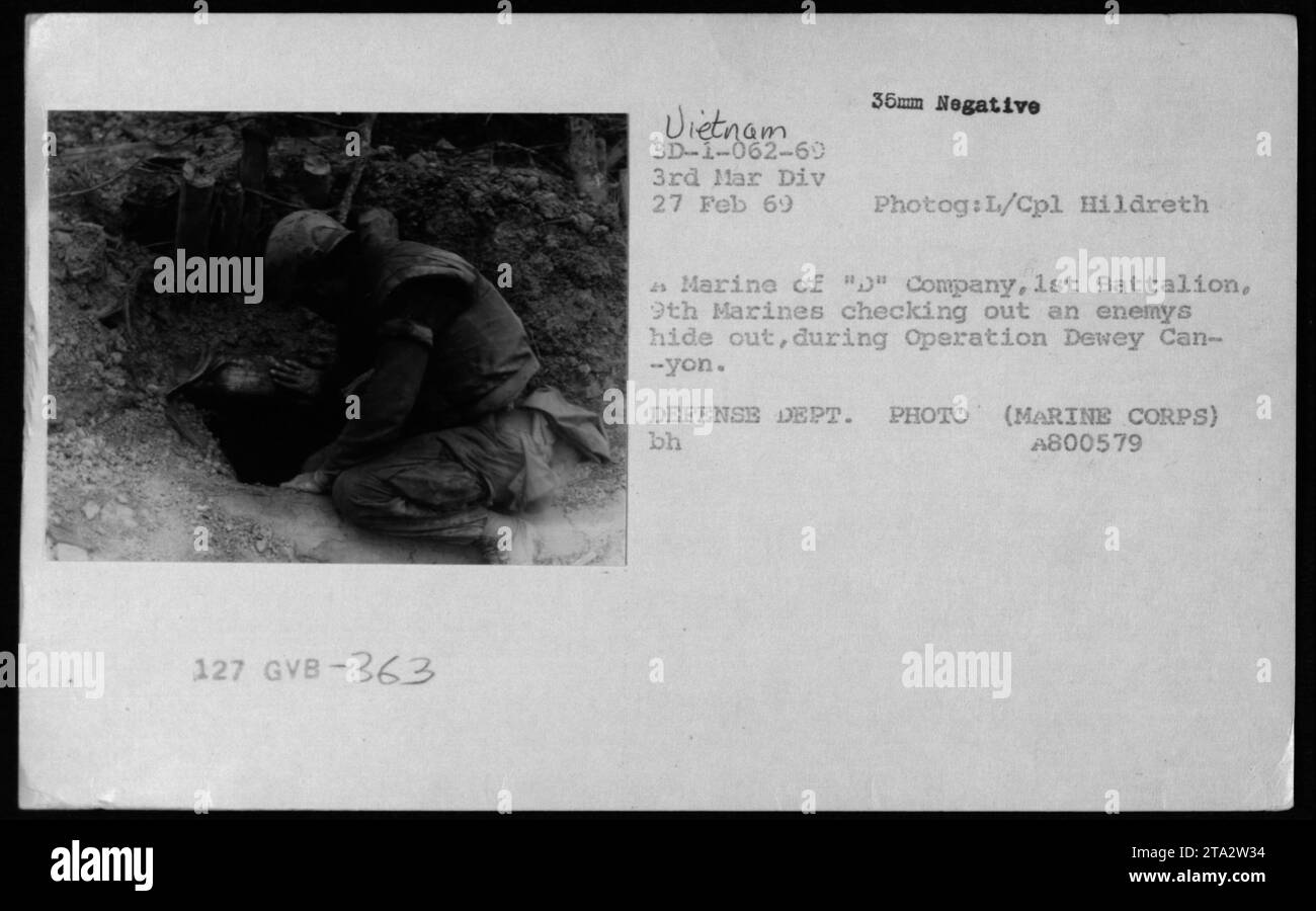 Ein Marine von 'Kompanie, 1. Bataillon, 9. Marines' erforscht ein feindliches Versteck während des Vietnamkriegs. Dieses Foto wurde am 27. Februar 1969 im Rahmen der Operation Dewey Canyon von L/CPL Hildreth aufgenommen. Das Bild zeigt die Tunnel und Höhlen von Vietnam Cong, die der Feind während des Krieges häufig benutzte. Stockfoto