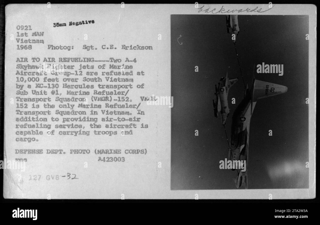 Zwei A-4 Skyhawk Kampfflugzeuge der Marine Aircraft Group-12, die 10.000 1968 von einem KC-130 Hercules-Transport der Untereinheit Nr. 1, Marine Refueler/Transport Squadron (VMGR)-152 betankt wurden. VMGR 152 war die einzige Marine Refueler/Transport Squadron in Vietnam, die Luft-Luft-Tankdienste anbot und Truppen und Fracht transportierte. Stockfoto