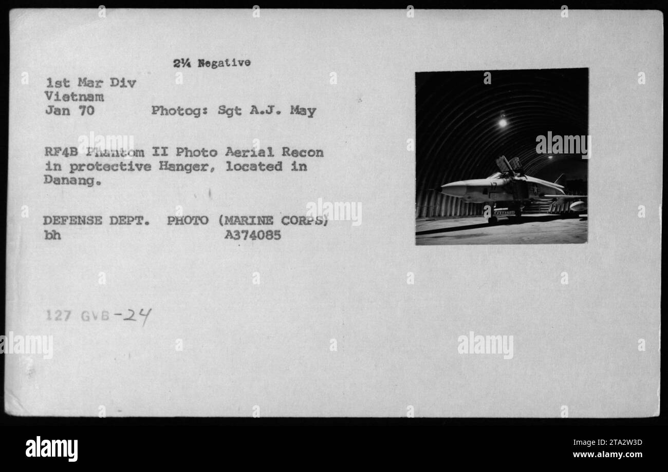 Ein RF4B Phantom II ist im Januar 1970 in einem Schutzhangars in Danang, Vietnam, geparkt. Dieser Hangar gehört zur 1. Marine-Division. Das Foto, aufgenommen von Sgt A.J. May, zeigt das Flugzeug, das für die Luftaufklärung eingesetzt wurde, und zeigt seine Besonderheiten. Stockfoto