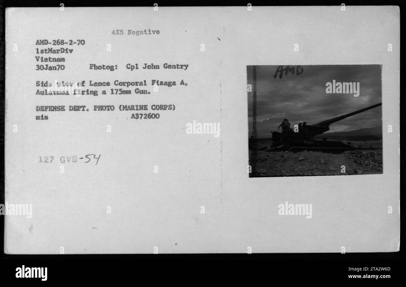 Lance Corporal Fisaga A. Aulavmea feuert am 30. Januar 1970 eine 175-mm-Kanone in Vietnam ab. Das Foto von CPL John Gentry zeigt Artillerieoperationen von der Seite aus. Stockfoto