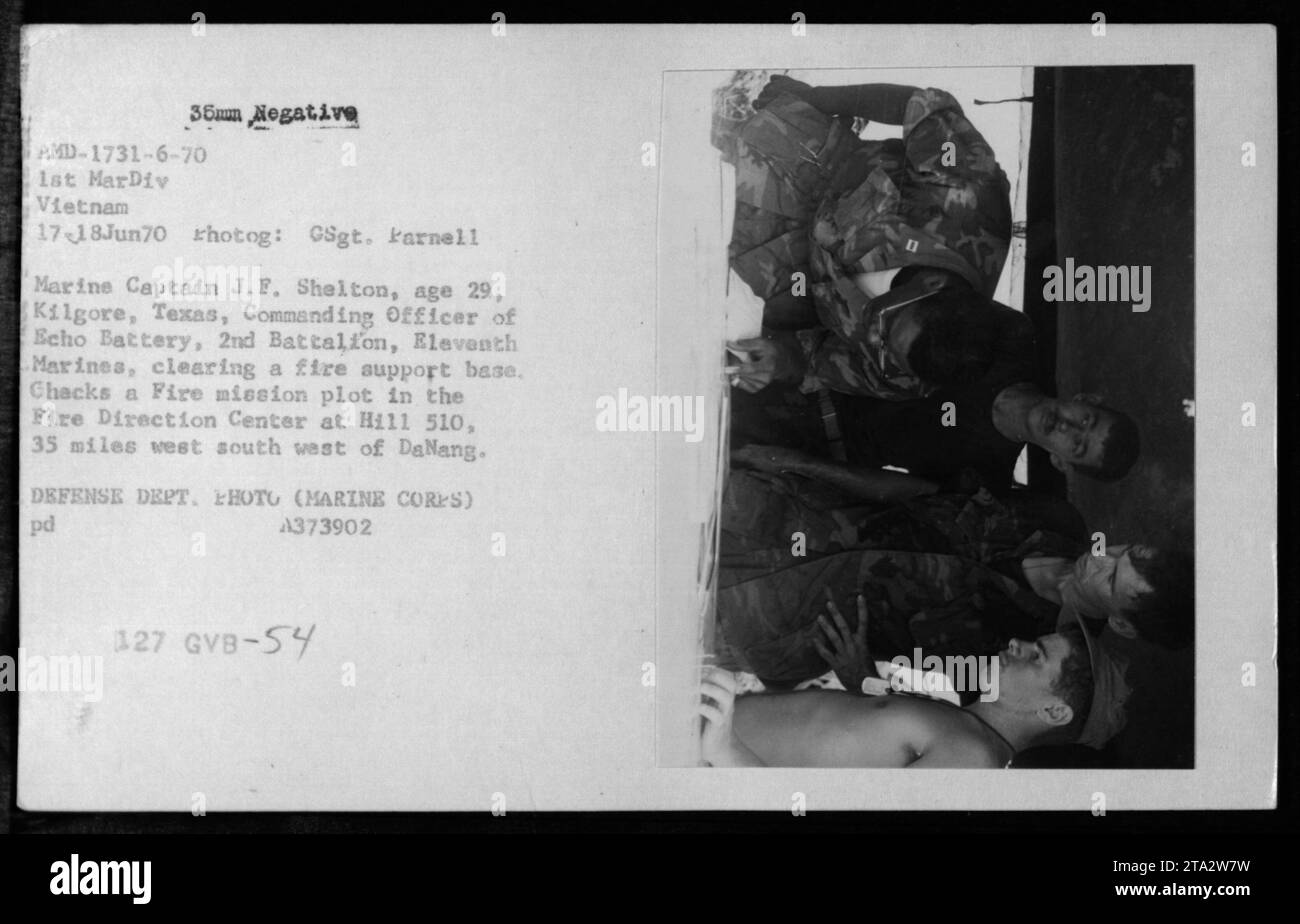 Marinekapitän J.F. Shelton, Kommandant des Echo Battery 2. Bataillons der Elften Marines, wird gesehen, wie er eine Feuerwehrbasis räumte und ein Feuerwehrkommando im Feuerrichtungs-Zentrum auf Hill 510, 35 Meilen westlich von Danang, überprüft. Dieses Foto wurde am 17. Juni 1970 während des Vietnamkrieges aufgenommen. (54 Wörter) Stockfoto