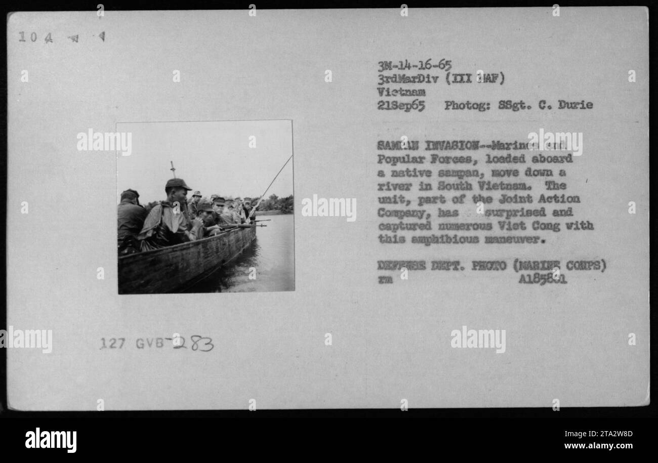 Marines und lokale Popular Forces sind auf einem einheimischen Sampan