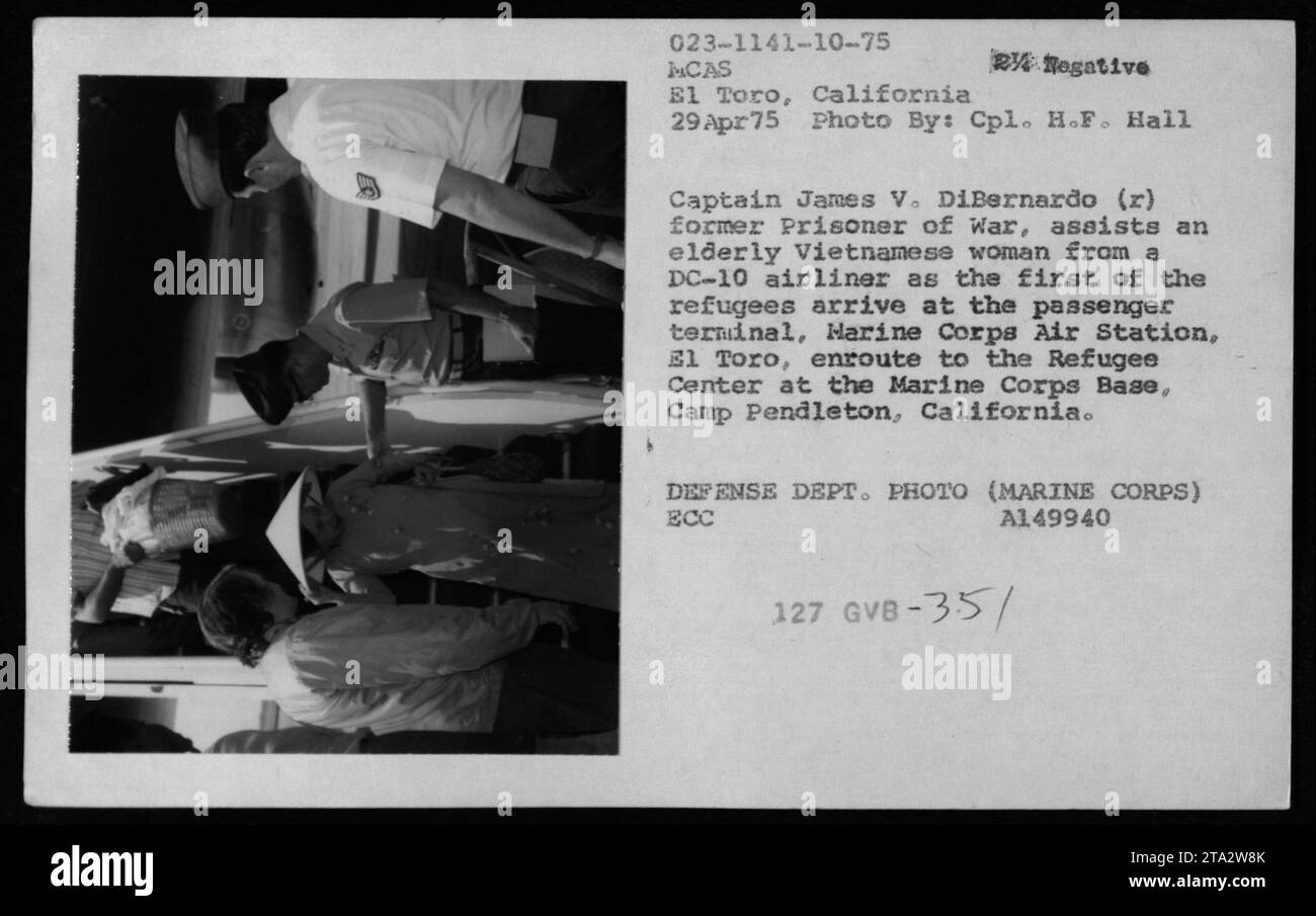 Captain James V. DiBernardo hilft einer älteren vietnamesischen Frau am 29. April 1975 auf der Marine Corps Air Station El Toro, als die ersten Flüchtlinge auf dem Weg nach Camp Pendleton eintreffen, was die Flüchtlingshilfe während des Vietnamkriegs veranschaulicht. Stockfoto