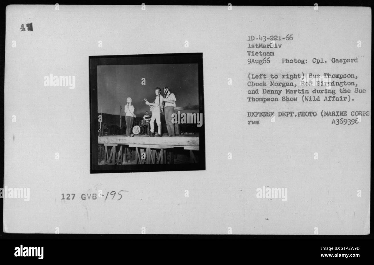 Die Entertainer Sue Thompson, Chuck Morgan, Rod Birmington und Denny Martin treten während der Sue Thompson Show (Wild Affair) am 9. August 1966 in Vietnam auf. Dieses Foto wurde von CPL Gaspard vom Marine Corps aufgenommen. VERTEIDIGUNGSABTEILUNG. FOTO (MARINE CORPS A369396 2WM) Stockfoto