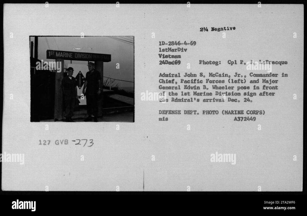 Admiral John S. McCain, Jr., Oberbefehlshaber der Pazifikkräfte (links) und Major General Edvin B. Wheeler, der vor der 1. Marine-Division posiert, unterzeichnen bei der Ankunft Admiral am 24. Dezember 1969. Dieses Bild wurde von CPL P. J. LaBrecque aufgenommen und ist Teil der Sammlung „Fotografien amerikanischer Militäraktivitäten während des Vietnamkriegs“. Stockfoto