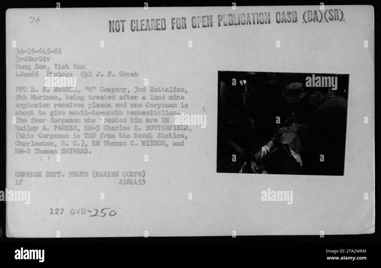 US Marine, PFC R. H. McNESS, wird am 4. Juni 1965 in Dong Son in Vietnam durch eine Landminenexplosion verletzt. Er erhält Plasma, während ein Korpsmann sich auf die Mund-zu-Mund-Reanimation vorbereitet. Vier an seiner Behandlung beteiligte Korps waren HN Hailey A. PARKER, HM-3 Charles R. BUTTERFIELD, EN Thomas C. WITSON und HM-2 Thomas SHIVERS. Dieses Foto wurde von CPL J. F. Gorak aufgenommen und ist Teil des Archivs des Verteidigungsministeriums. (Hinweis: Die bereitgestellten Informationen sind sachlich und sind möglicherweise nicht einheitlich.) Stockfoto