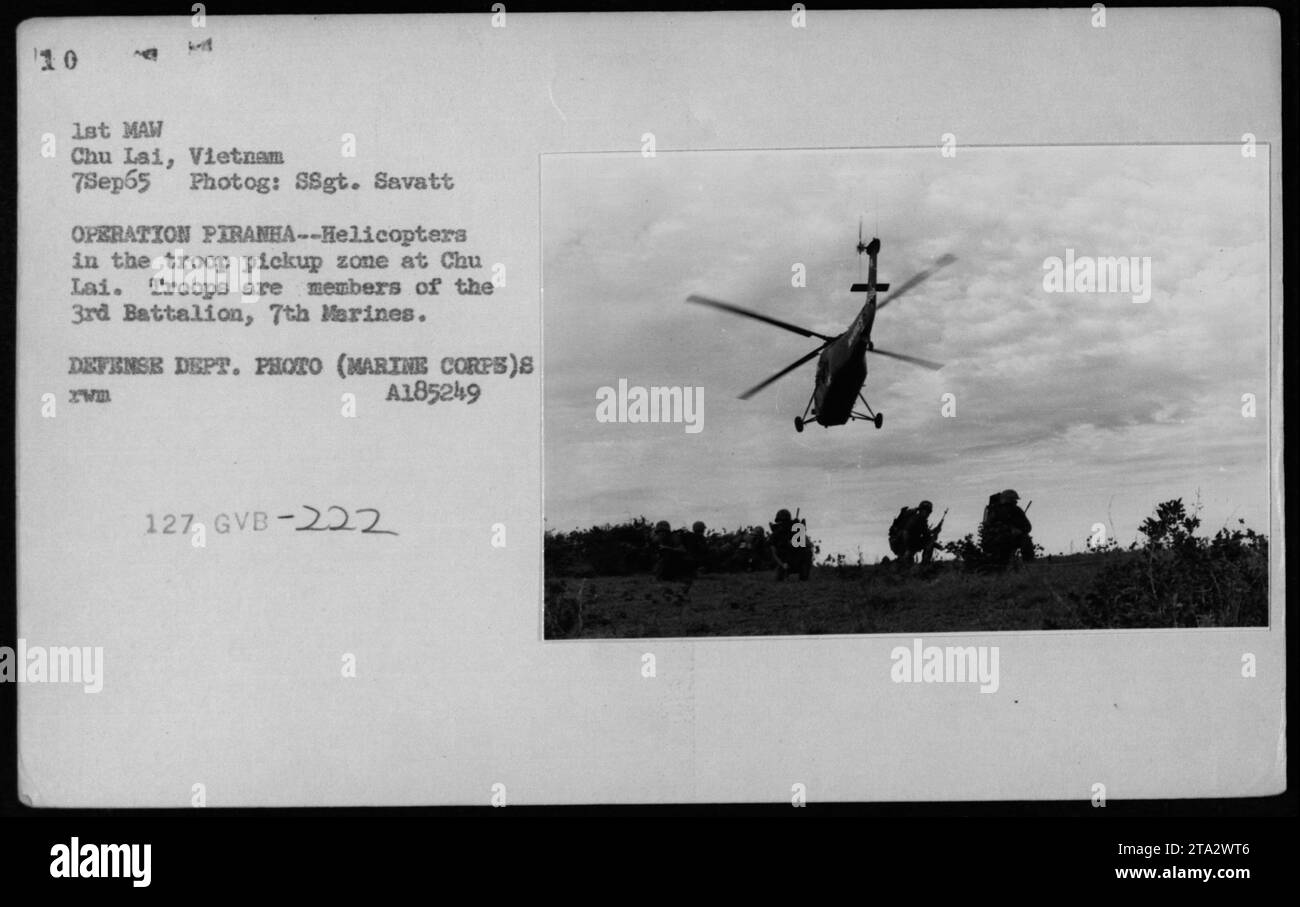 Hubschrauber UH-34 in Chu Lai, Vietnam am 7. September 1965. Das Foto zeigt Hubschrauber in der Truppenabholzone während der OPERATION PIRANHA. Die Truppen sind Mitglieder des 3. Bataillons, 7. Marines. Das Foto wurde von SSgt aufgenommen. Savatt ist ein Foto des Verteidigungsministeriums (Marine Corps) mit der Referenz A185249 XV 127 GVB-222. Stockfoto