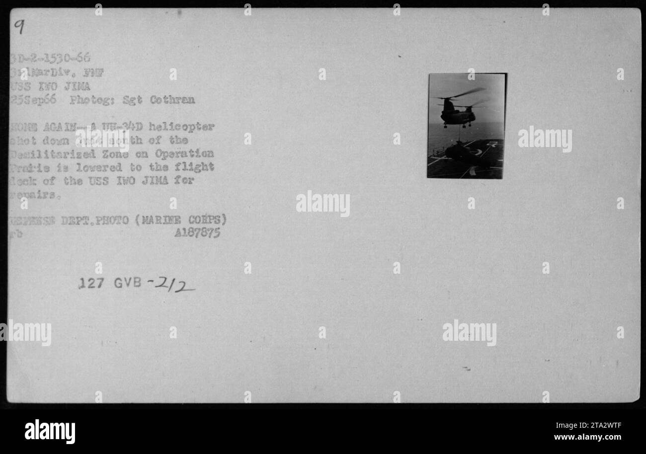 Der Hubschrauber UH-34D, der südlich der entmilitarisierten Zone bei Operation Prad-IS abgefeuert wurde, wird zur Reparatur auf das Flugdeck der USS Iwo Jina abgesenkt. Es wurde am 25. September 1966 von Sgt Cothran aufgenommen. Photog-Referenz: 9 30-2-1530-66 SrdjarDiv. 31 USS IVO JINA. US Marine Corps A187875 127 GVB-2/2. Stockfoto