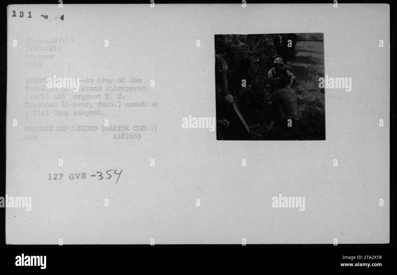 Im Jahr 1966 befragte ein Dolmetscher der Armee der Republik Vietnam und Sergeant T.C. Esponoza einen Verdächtigen aus Vietnam während der Operation Y. Das Foto des Verteidigungsministeriums, Marine Corps zeigt militärische Vernehmungen und Geheimdienstaktivitäten. Stockfoto