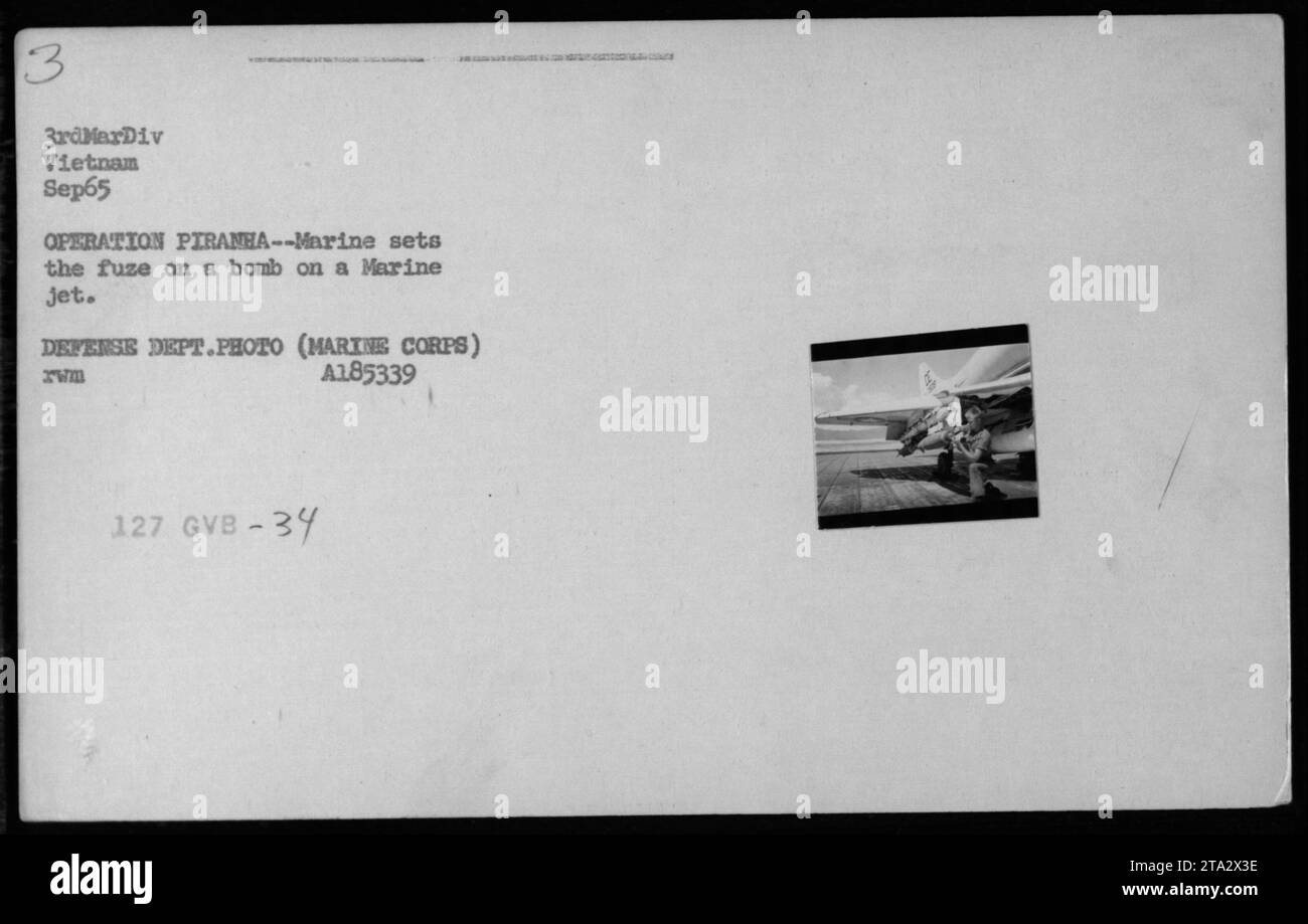 Ein Marine bereitet sich darauf vor, während der Operation PIRANHA im September 1965 eine Bombe an einem Marine-Jet anzubringen. Dieses Foto, das vom Verteidigungsministerium aufgenommen wurde, zeigt die logistischen Vorbereitungs- und Kampfaktivitäten, die die amerikanischen Militäroperationen während des Vietnamkriegs unterstützten. Stockfoto