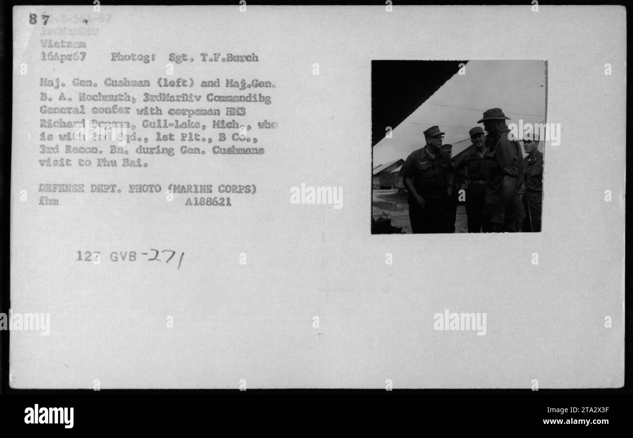 Amerikanische Militärbeamte, darunter Hubert Humphrey, William Westmoreland und Harry F Byrd, sind auf diesem Foto zu sehen, das am 16. April 1967 während des Vietnamkriegs aufgenommen wurde. Major General Cushman und Major General Hochmuth werden gezeigt, als sie mit dem Leichnam HM3 Richard Bogema sprechen, der während des Besuchs von General Cushman in Phu Bal mit dem 2. Trupp, 1. Zug, B Co., 3. Aufklärungsbataillon stationiert ist. Das Bild ist als Foto des Verteidigungsministeriums beschriftet, aufgenommen von Sgt. T.F. Burch. Stockfoto