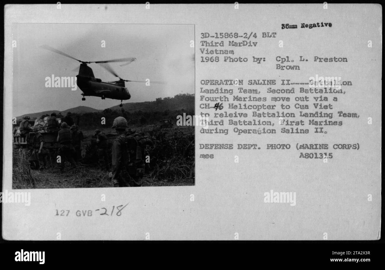 Marines des 2. Bataillons, Vierte Marines, gehen an Bord eines CH-46 Hubschraubers während der Operation Saline II in Vietnam, 1968. Die Hubschrauber waren für den Transport von Truppen, Ausrüstung und Vorräten in verschiedene Kampfzonen von entscheidender Bedeutung. Foto aufgenommen von CPL. L. Preston Brown, Verteidigungsministerium, US Marine Corps. Referenznummer: 3D-15868-2/4." Stockfoto