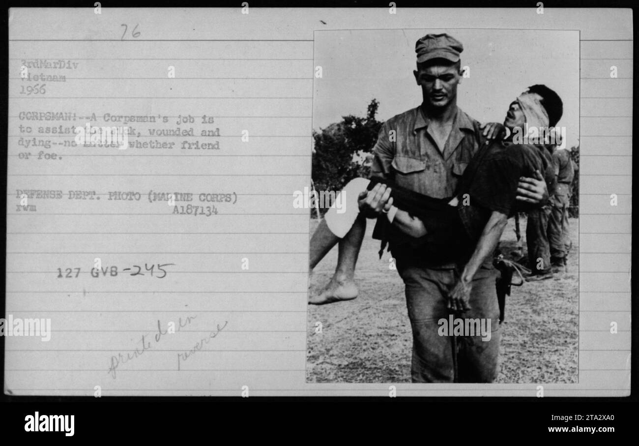 Ein Korpsmann der US-Navy begleitet einen verwundeten Soldaten in Vietnam während einer MEDCAP-Mission im Jahr 1966. Zu den Aufgaben der Korps gehört die medizinische Hilfe für die Verletzten und Sterbenden, unabhängig von ihrer Zugehörigkeit. Dieses Foto, das vom Verteidigungsministerium aufgenommen wurde, zeigt den Einsatz und die Unparteilichkeit des medizinischen Personals während des Vietnamkriegs. Stockfoto