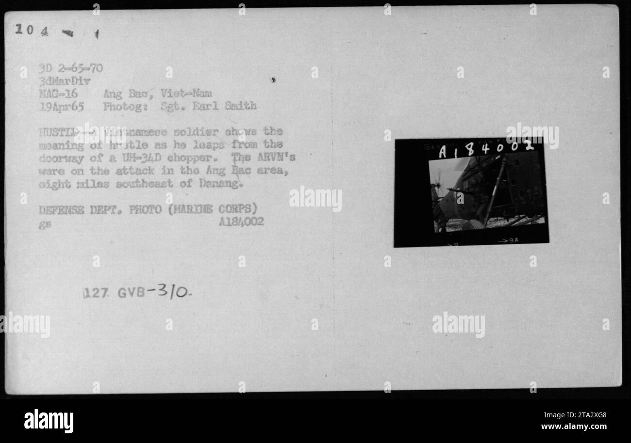 ARVN Soldat springt von einem UH-34D Hubschrauber während einer Militäroperation in der Nähe von Ang Bac, Danang, Vietnam, am 19. April 1965. fotografiert von Sgt. Earl Sedth, das aktive militärische Engagement der ARVN während des Vietnamkriegs veranschaulicht. Stockfoto