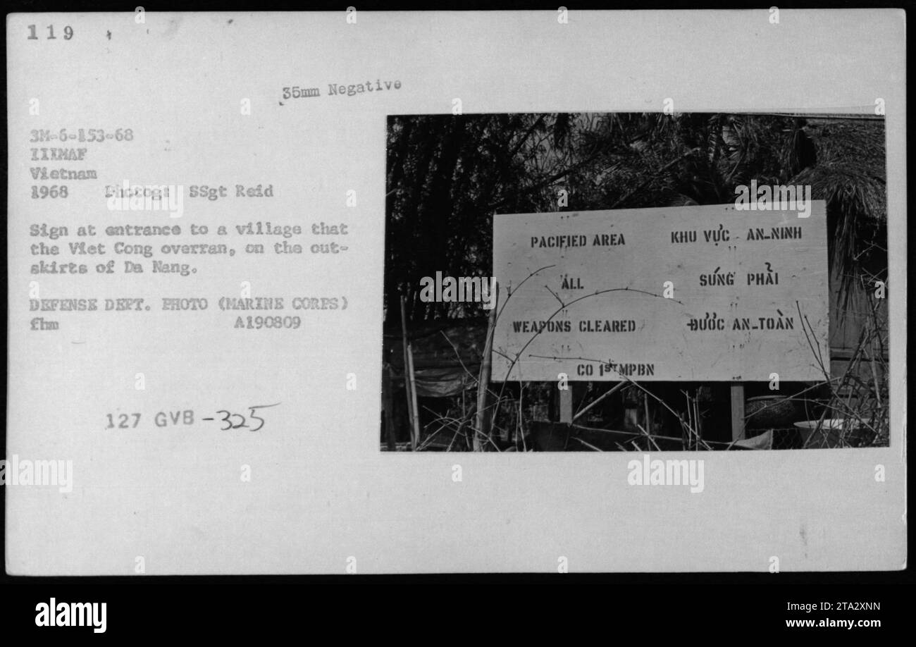Schild am Eingang eines Dorfes, das vom Viet Cong überholt wurde, am Stadtrand von da Nang. Das Foto, das 1968 während des Vietnamkriegs aufgenommen wurde, zeigt ein deutliches Zeichen, dass das Gebiet befriedet ist und alle Waffen geräumt wurden. Das ist ein offizielles Foto des Verteidigungsministeriums, aufgenommen von SSgt Reid. Stockfoto