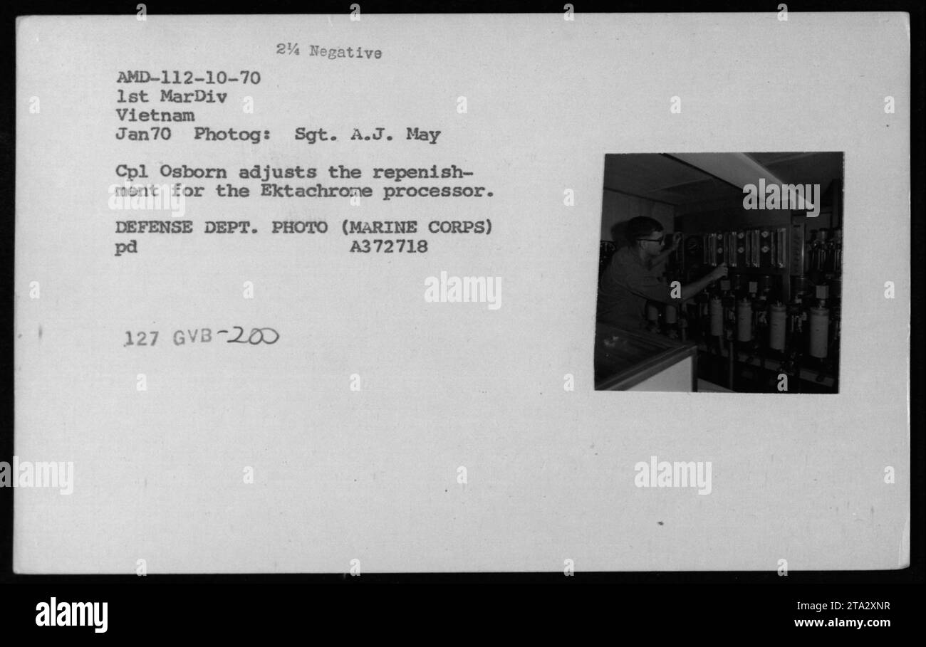 CPL Osborn passt die Nachfüllung des Ektachrome-Prozessors im Januar 1970 an. Dieses Foto wurde von Sgt. A.J. May in Vietnam aufgenommen. Das Bild zeigt Ausrüstung, einschließlich Foto-, Bau- und persönliche Ausrüstung, die vom 1. MarDiv während des Vietnamkriegs verwendet wurde. Das ist ein Foto des Verteidigungsministeriums aus den Archiven des Marine Corps. Stockfoto