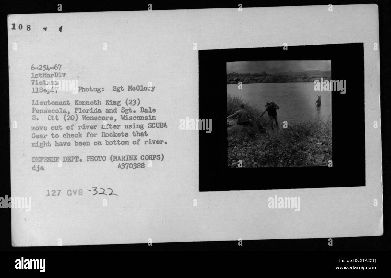 Die Taucher des Marine Corps, Leutnant Kenneth King und Sgt. Dale S. Ott, tauchen am 11. September 1967 aus einem Fluss in Vietnam auf. Sie hatten das Flussbett mit Tauchausrüstung auf versteckte Raketen untersucht. Dieses Foto stammt aus einer Sammlung, die die militärischen Aktivitäten der USA während des Vietnamkriegs dokumentiert. (Quelle: Verteidigungsministerium, Marine Corps, Foto 4370388) Stockfoto