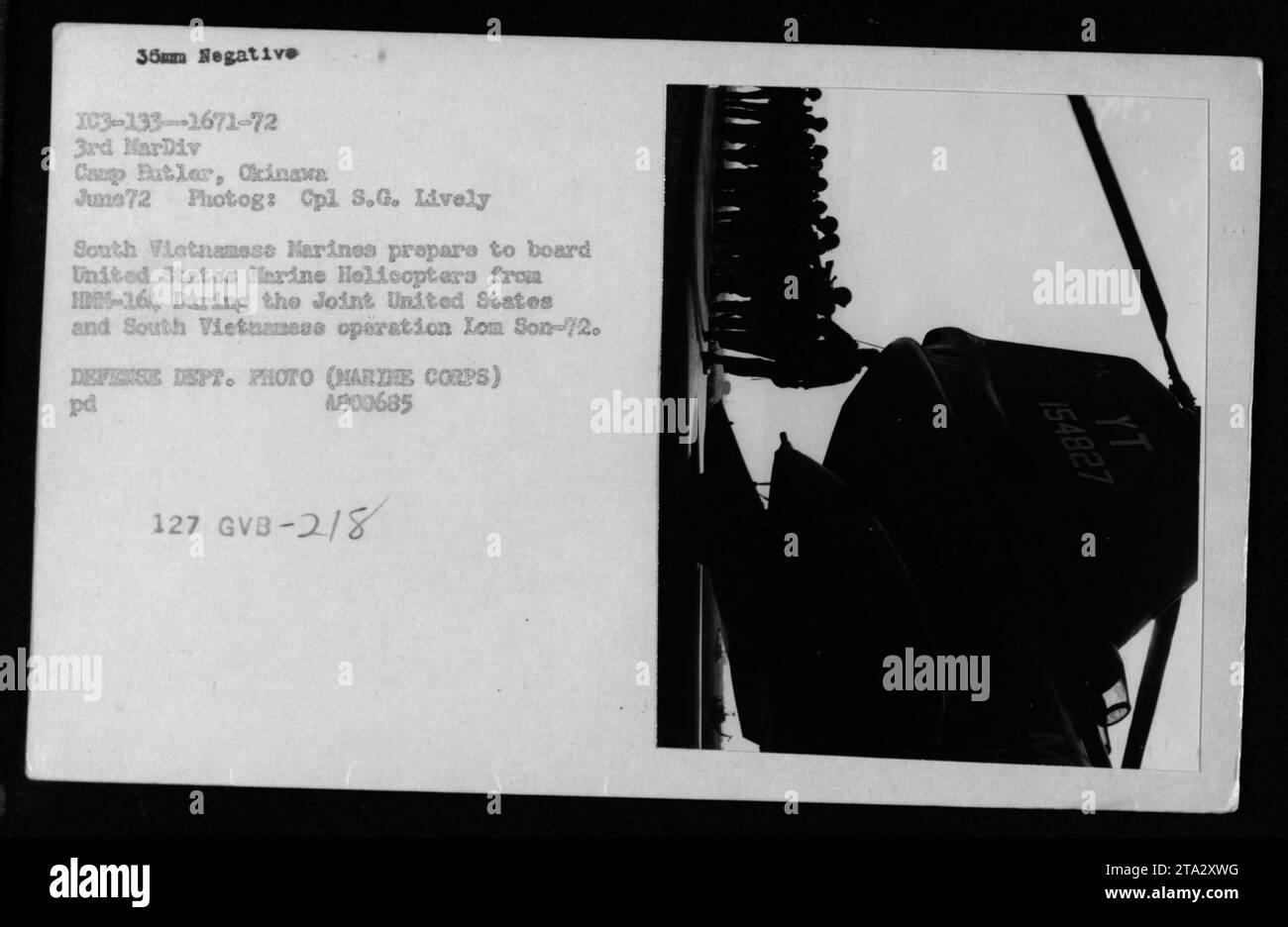 Südvietnamesische Marines bereiten sich auf die United States Marine Helicopters während der Joint Operation Ion Son-72 in Okinawa im Juni 1972 vor. Die auf dem Foto gezeigten Hubschrauber sind CH-46, die von der 3rd Marine Division betrieben werden. Das Bild wurde von Marine Corps CPL S.G. Lively aufgenommen. Stockfoto