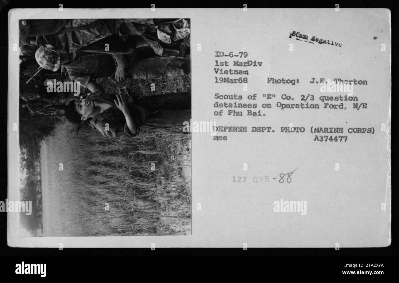 US-Marines der B-Kompanie, 2. Bataillon, 3. Marine-Regiment, verhören Gefangene während der Operation Ford, nordöstlich von Phu Bai in Vietnam am 19. März 1968. Dieses Foto zeigt einen Moment der Kampfaktivität während des Vietnamkriegs. Bildkennung: Megative ID-6-79 1. MarDiv Vietnam 19Mar68 Foto: J. E. Thorton. VERTEIDIGUNGSABTEILUNG. FOTO (MARINE CORPS) ME A374477 127 GVB-88. Stockfoto