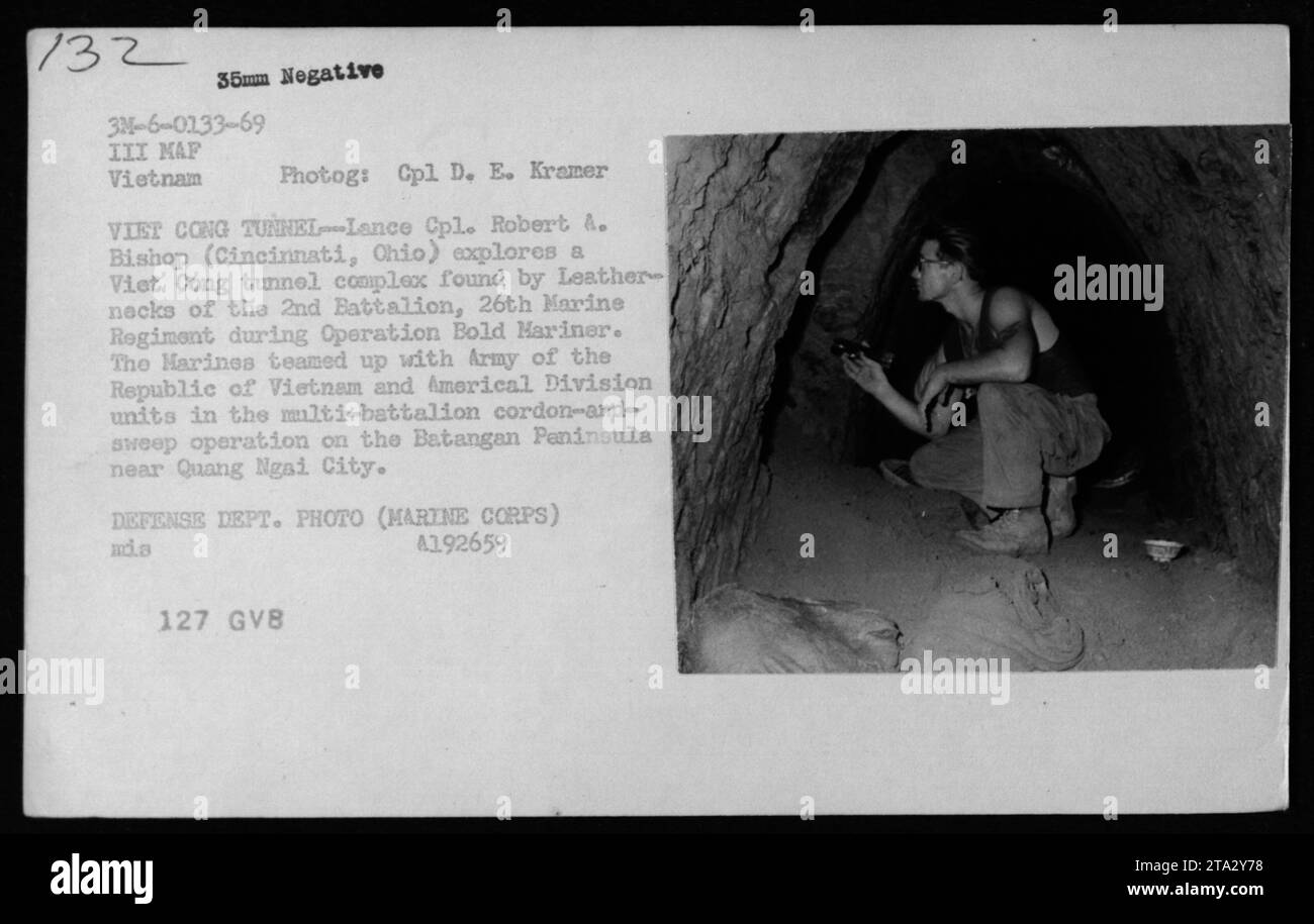 Während der Operation Bold Mariner erforscht Lance CPL. Robert A. Bishop, ein Marine aus Cincinnati, Ohio, einen Tunnel-Komplex, der vom 2. Bataillon, 26. Marine-Regiment entdeckt wurde. Die Operation umfasste eine Kombination aus Marinekorps, Armee der Republik Vietnam und Einheiten der Amerikanischen Division und wurde auf der Halbinsel Batangan in der Nähe von Quang Ngai durchgeführt. Stockfoto