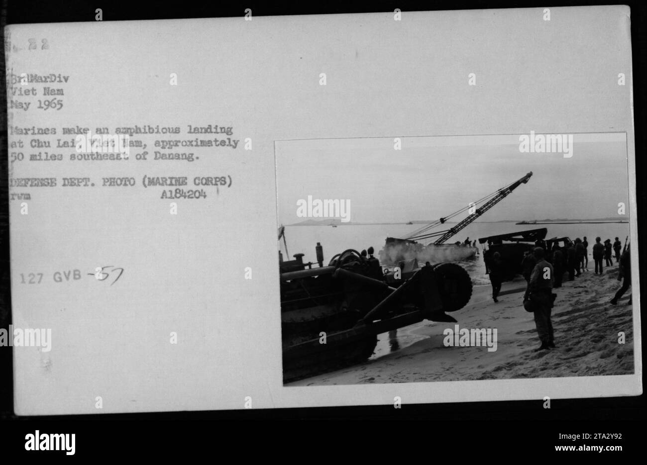 Marines der 82. Luftlandedivision nehmen im Mai 1965 an einer amphibischen Landung in Chu Lai Teil. Das Hotel liegt etwa 50 Meilen südöstlich von Danang. Dieses Foto wurde von einem offiziellen Fotografen des US-Verteidigungsministeriums (Marine Corps) aufgenommen. Stockfoto