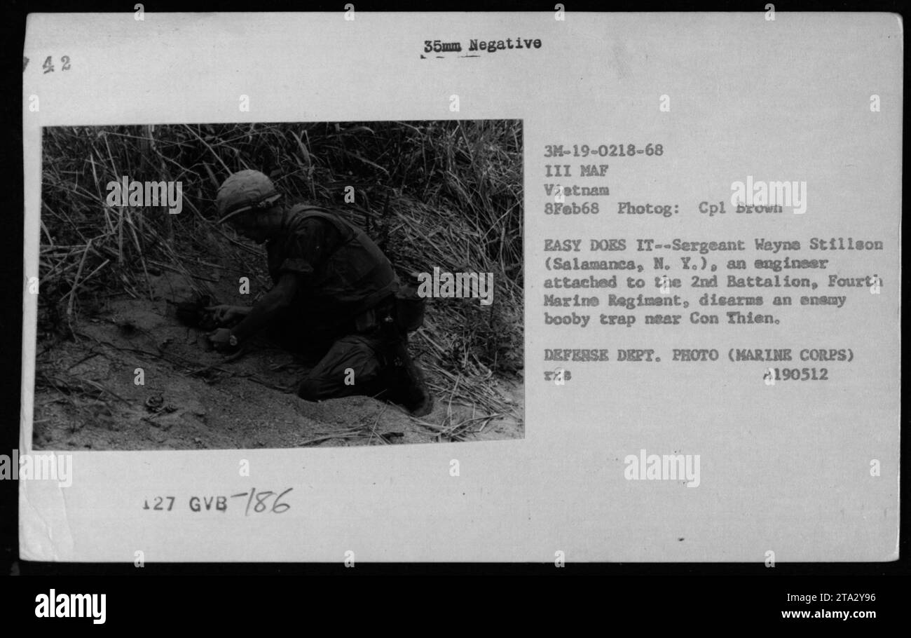 Am 8. Februar 1968 entwaffnete Sergeant Wayne Stillson, ein Ingenieur des 4. Marine-Regiments, eine feindliche Sprengfalle in der Nähe von Con Thien, Vietnam. Das Foto von Corporal Brown dokumentiert die Abbrucharbeiten der US-Armee während des Vietnamkriegs. Stockfoto