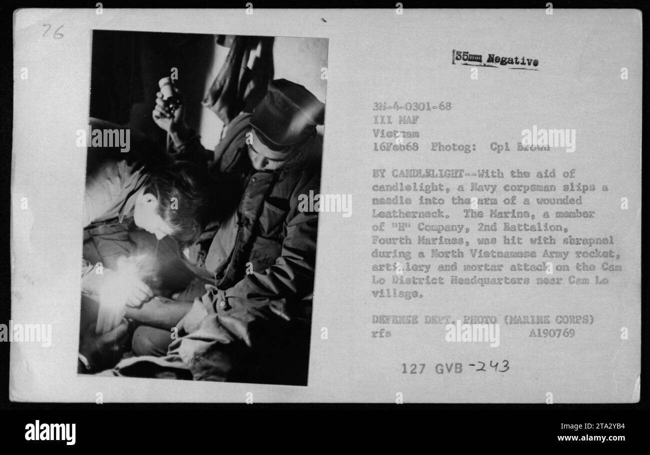 Ein Navy-Korpmann behandelt einen verwundeten Marine bei Kerzenlicht während eines Raketenangriffs auf das Hauptquartier des Bezirks Cam Lo am 16. Februar 1968. Die Marine, Mitglied der Kompanie, 2. Bataillon, Vierte Marines, erlitt Schrapnell-Verletzungen. Dieses Bild wurde während des Vietnamkriegs aufgenommen. (Quelle: Verteidigungsministerium, Marinekorps, A190769)" Stockfoto