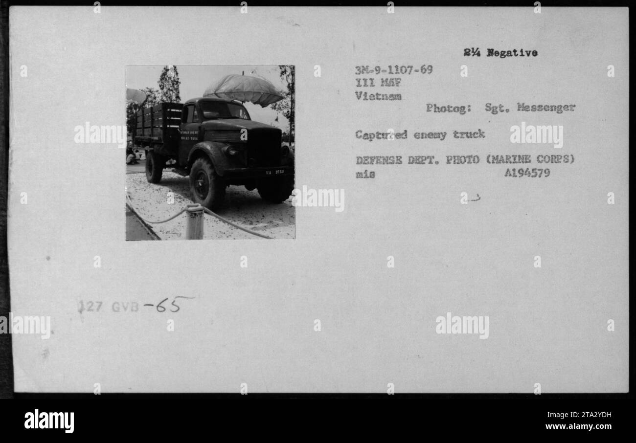 Während des Vietnamkriegs ist ein gefangener feindlicher Truck mit Lebensmitteln, Flaggen und anderen Vorräten abgebildet. Mit der Bezeichnung 427 GVB-65 war sie Teil der III Marine Amphibious Force in Vietnam. Foto von Sgt. Messenger, Verteidigungsministerium, negativ. Stockfoto