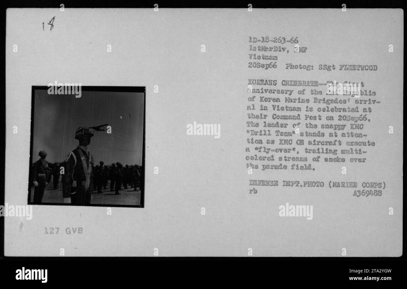 20. September 1966: Der erste Jahrestag der Ankunft der 2. Koreanischen Marine Brigade in Vietnam wird an ihrem Kommandoposten gefeiert. Der Leiter des KNC 'Drill Team' ist aufmerksam, als XMC CB-Flugzeuge über das Paradefeld fliegen und bunte Rauchströme über das Feld ziehen. Foto von SSgt Fleetwood Korenas Chimbratr." Stockfoto