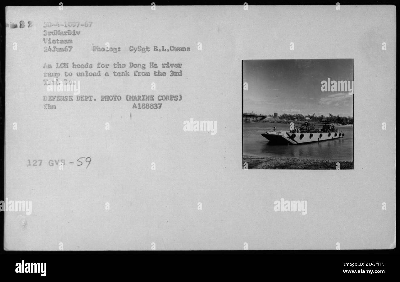 Ein LCM (Landing Craft Mechanized) nähert sich der Flussrampe Dong He, um einen Panzer aus dem 3. Panzerbataillon zu entladen. Das Foto wurde am 24. Juni 1967 während des Vietnamkrieges von GySgt B.L.Ovans aufgenommen, der dem Verteidigungsministerium angehört. Das Bild zeigt eine Militär-Beachhead-Operation. Stockfoto
