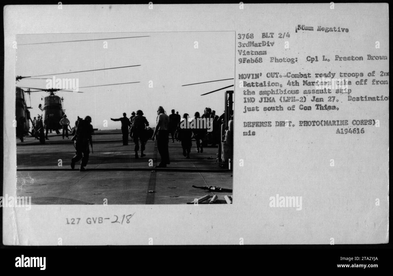 Kampfbereite Truppen des 20. Bataillons, 4. Marines besteigen am 27. Januar 1968 Hubschrauber der CH-46 vom amphibischen Angriffsschiff IHO JINA (LPH-2) auf dem Weg zu einem Ort südlich von Con Thien während des Vietnamkriegs. Foto von CPL L. Preston Brown, Verteidigungsministerium. Stockfoto