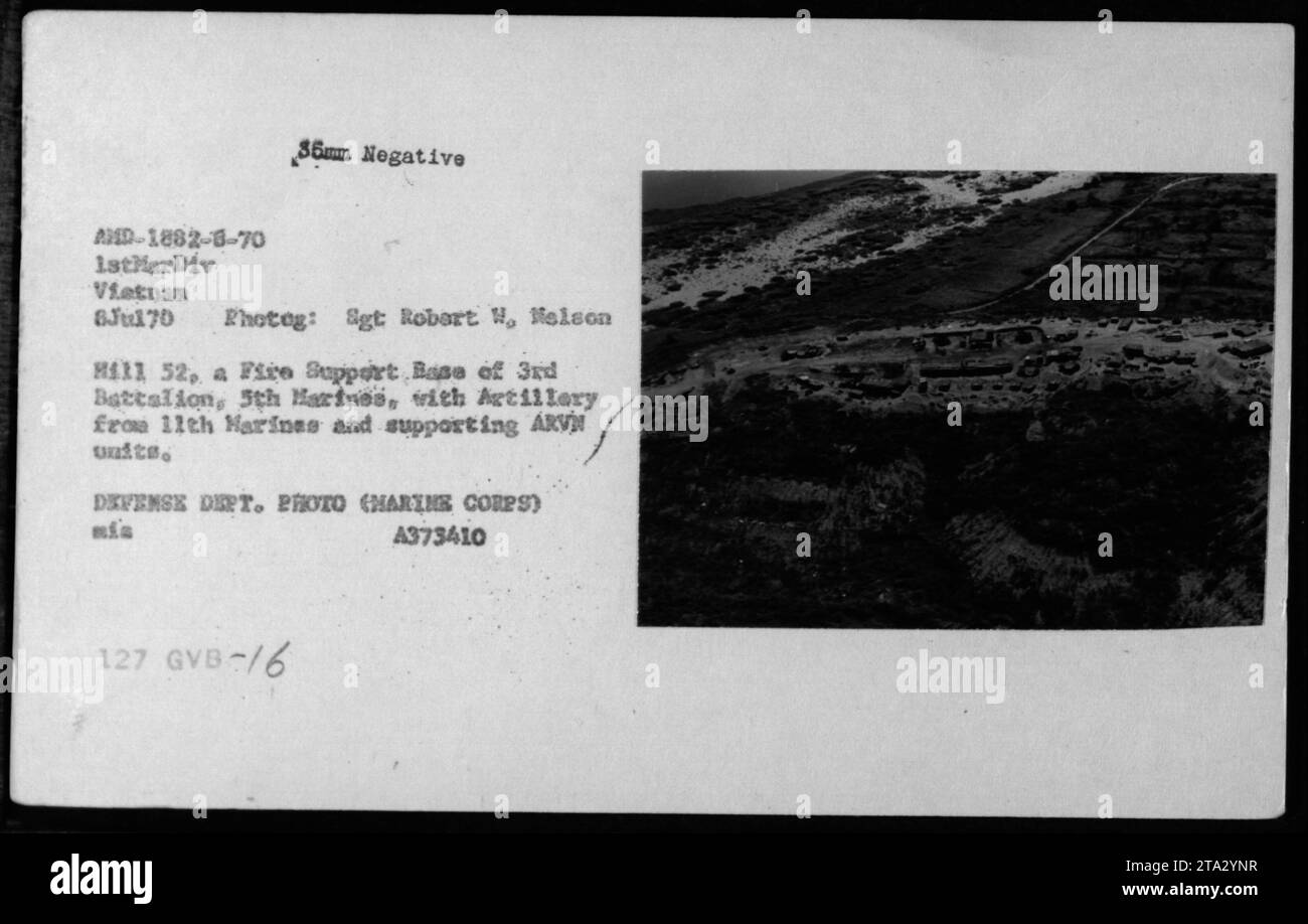 Luftaufnahme der Hill 52p Fire Support Base in Vietnam am 8. Juli 1970, das zum 3. Bataillon, 5. Marines gehörte, unterstützt von Artillerie des 11. Marine-Regiments und ARVN-Einheiten. Foto von Sgt Robert W. Nelson. Foto des Verteidigungsministeriums (Marine Corps). Stockfoto