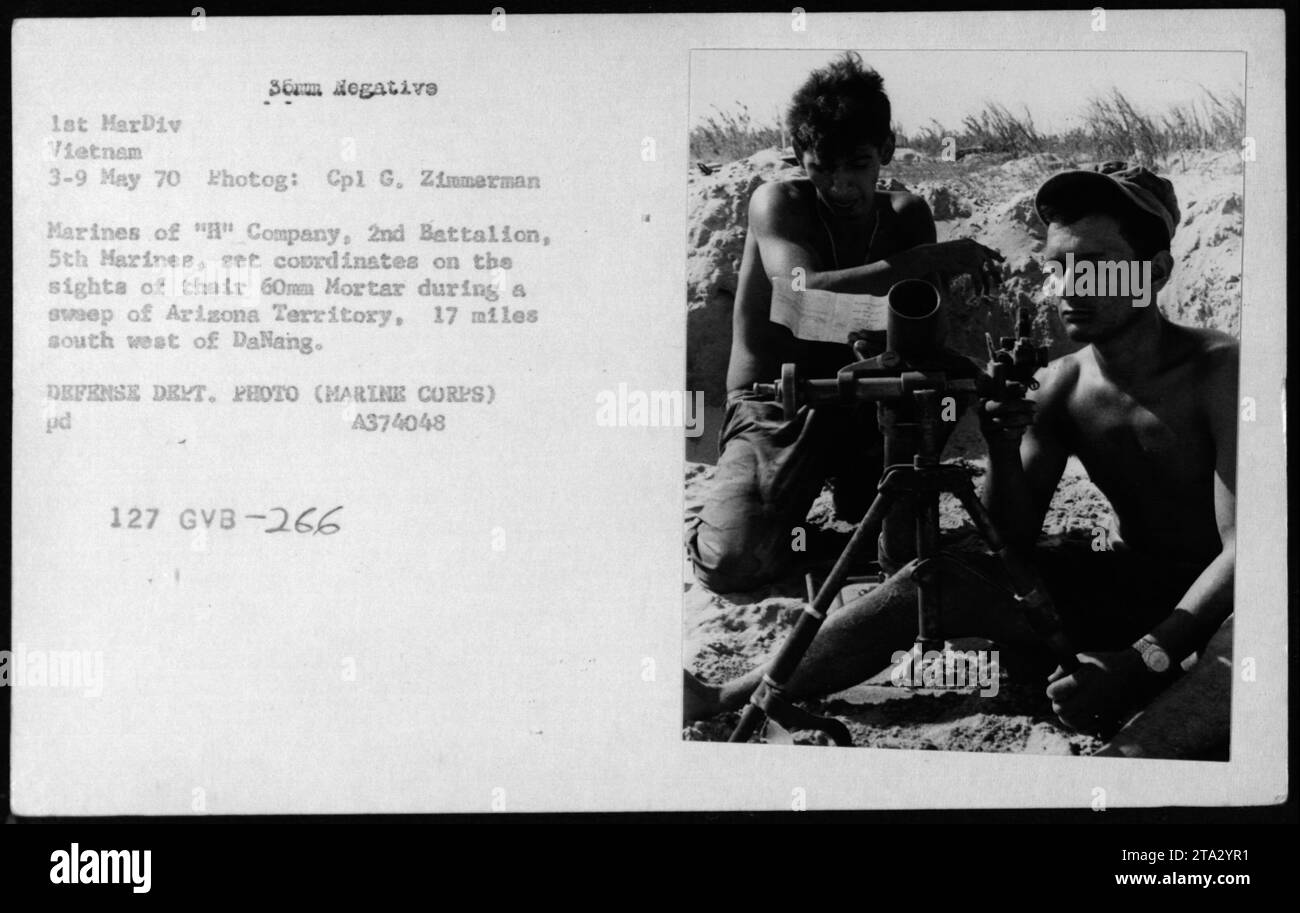 Marines der 'H' Kompanie, 2. Bataillon, 5. Marines, zielen und setzen Koordinaten auf die Sehenswürdigkeiten ihres 60-mm-Mörsers, während sie das Arizona-Territorium, das 27 Meilen südwestlich von Danang liegt, durchsuchen. Das Foto wurde am 3. Mai 1970 während des Vietnamkrieges von CPL G. Zimmerman aufgenommen. Stockfoto