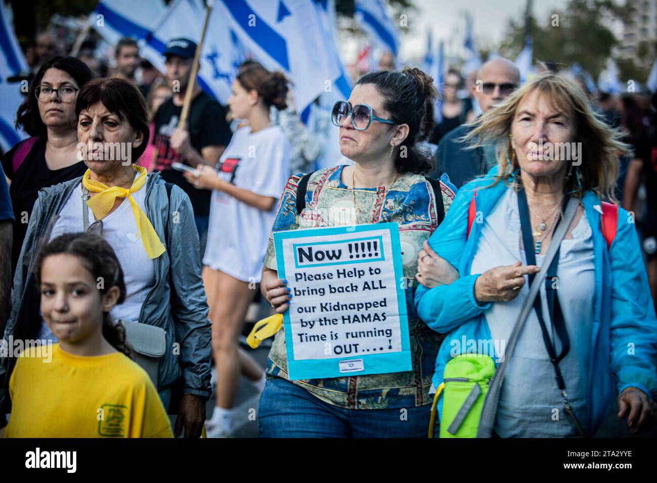 Jerusalem, Israel. November 2023. Eine Frau hält während eines marsches ein Schild, das die Freilassung von 239 Geiseln fordert, die von der Hamas und anderen islamischen radikalen militanten Organisationen in Gaza festgehalten werden. Die Hamas ließ am Sonntag 17 weitere Geiseln frei, darunter ein amerikanischer Avigail Idan, der am Freitag 4 Jahre alt wurde und sagte, dass er versuchen werde, einen vorübergehenden Waffenstillstand mit Israel zu verlängern, nachdem die derzeitige viertägige Pause beendet ist. Nach dem Abkommen, das letzte Woche erzielt wurde, begann der Waffenstillstand am Freitag und soll bis Montag fortgesetzt werden. Es ist der längste Bruch-Kampf in Gaza seit dem 7. Oktober, als bewaffnete Männer der Hamas und anderer Milizen antraten Stockfoto