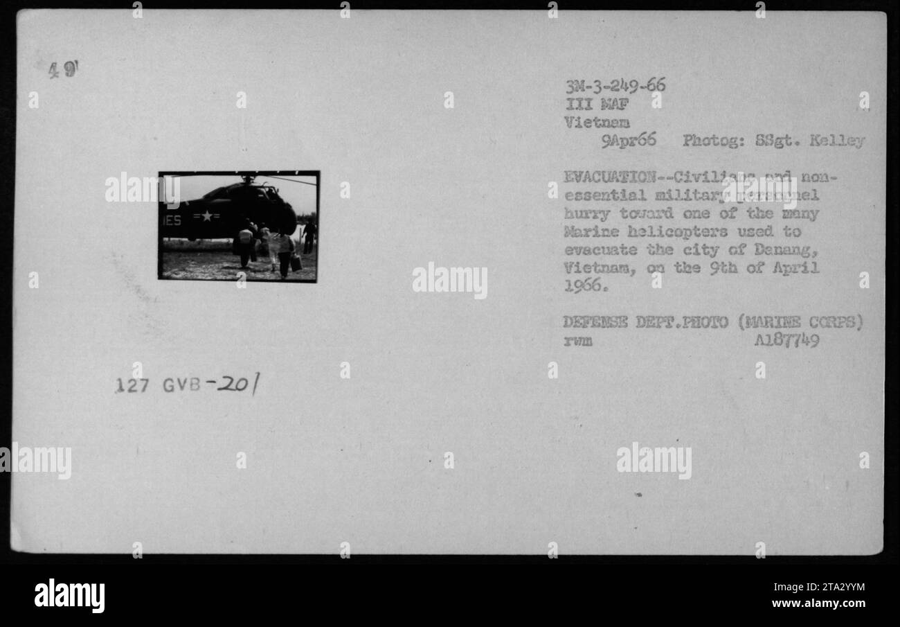 Am 9. April 1966 werden Zivilisten und nicht unbedingt notwendige Militärkräfte in Denang, Vietnam, beobachtet, wie sie auf einen Marinehubschrauber zueilten, der während des Vietnamkriegs für Evakuierungen eingesetzt wurde. Dieses Foto zeigt die Dringlichkeit und das Chaos des Augenblicks, während die Menschen in den anhaltenden Konflikten nach Sicherheit suchen. Stockfoto
