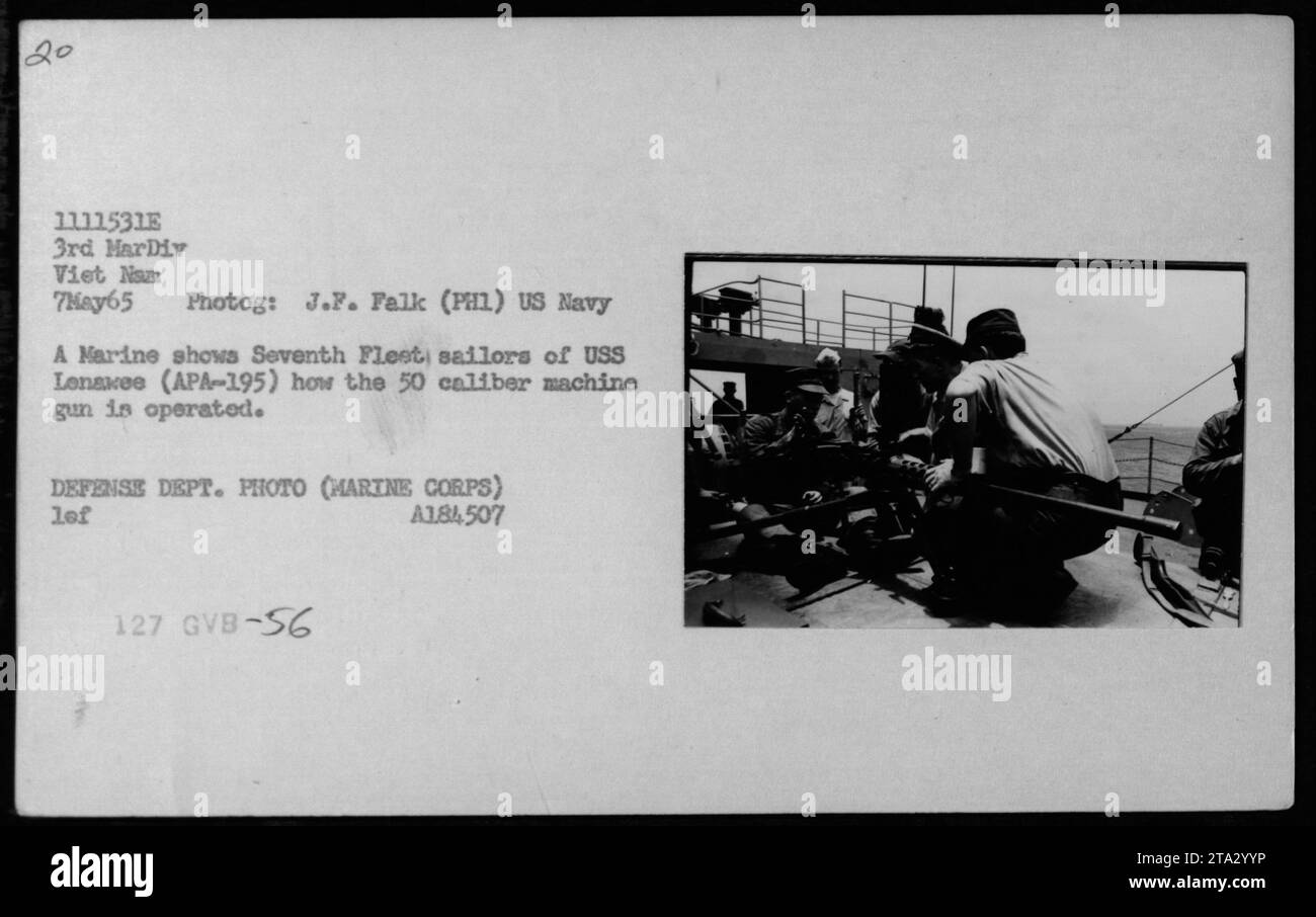Eine Marine demonstriert am 7. Mai 1965 in Vietnam ein Maschinengewehr des Kalibers .50 an Bord der USS Lenavee (APA-195). Das Foto dokumentiert die militärischen Aktivitäten der USA, die Ausbildung und die Marineoperationen während des Vietnamkriegs. Stockfoto