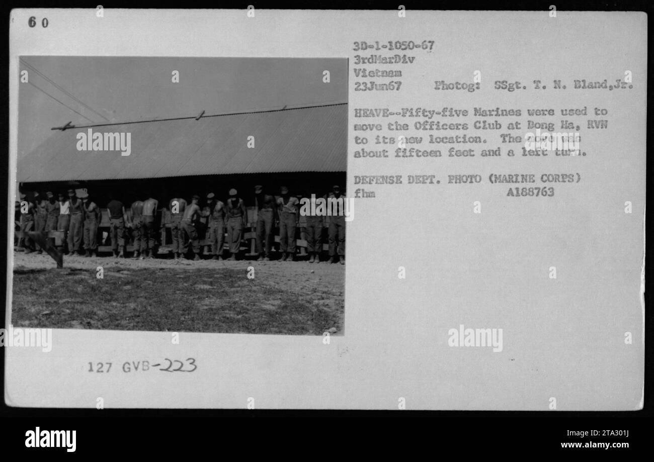 Die Marines steigen am 23. Juni 1967 während der Operationen in Dong Ha, Vietnam, ein und aus den Hubschraubern, einschließlich der Umsiedlung eines Offiziersklubs 15 Fuß und einer Linkskurve. Stockfoto
