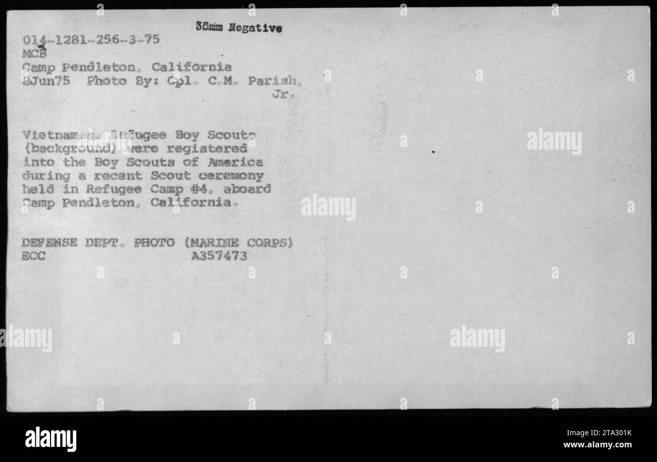 Vietnamesische Refugee Boy Scouts sind am 7. Juni 1975 in den Boy Scouts of America im Refugee Camp #4, Camp Pendleton, Kalifornien, registriert. Claudia Cardinale, Nguyen Cao Ky, Rosemary Clooney und Betty Ford sind anwesend und stellen das Engagement der Gemeinschaft und der Jugend in Flüchtlingsprogrammen vor. Stockfoto