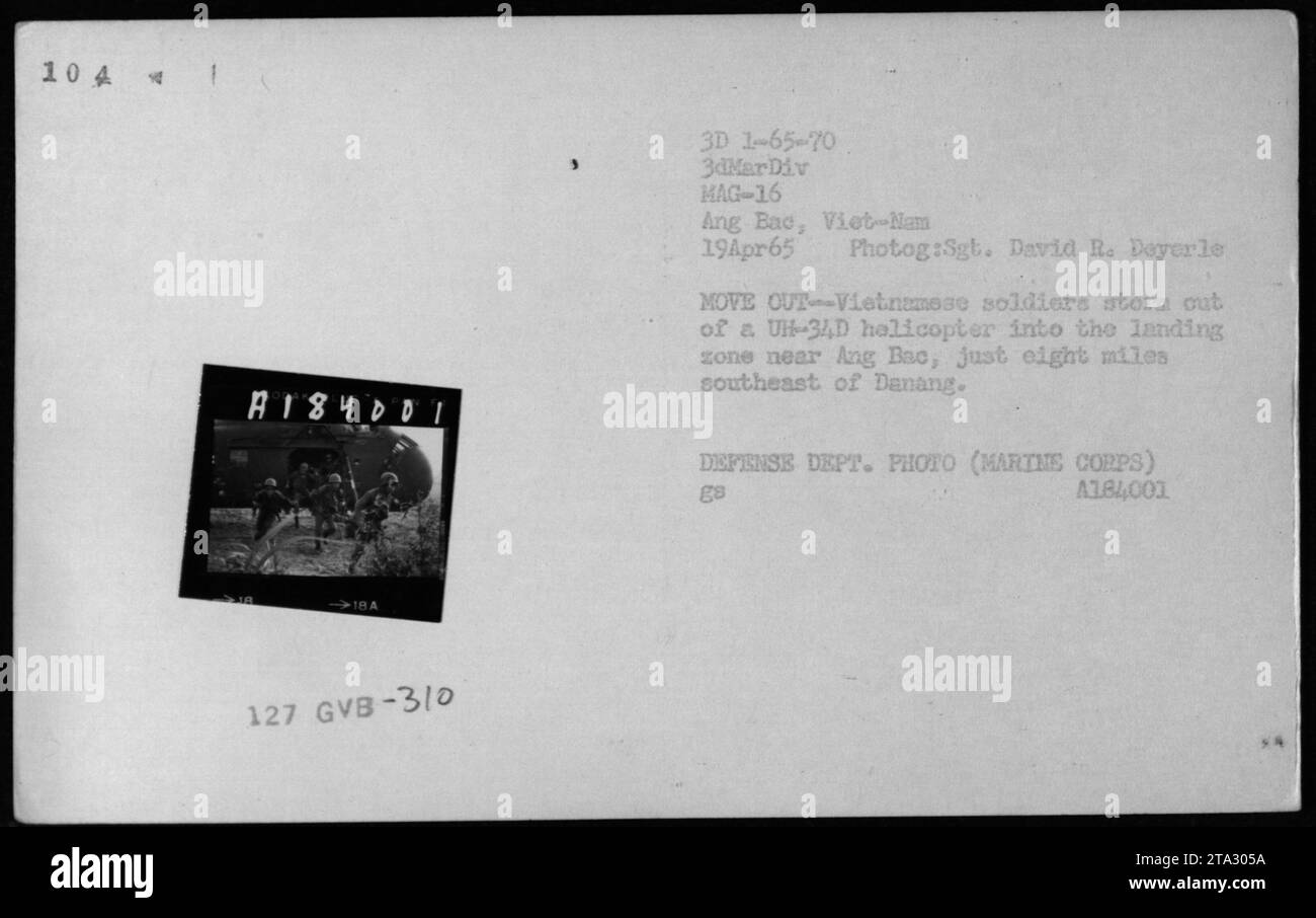 ARVN-Soldaten steigen am 19. April 1965 von einem UH-34D-Hubschrauber in der Nähe von Ang Bao, Vietnam, aus und begeben sich in eine Landezone, fotografiert von Sgt. David R. Deyerle, um die amerikanischen und vietnamesischen militärischen Aktivitäten während des Vietnamkriegs zu dokumentieren. Stockfoto