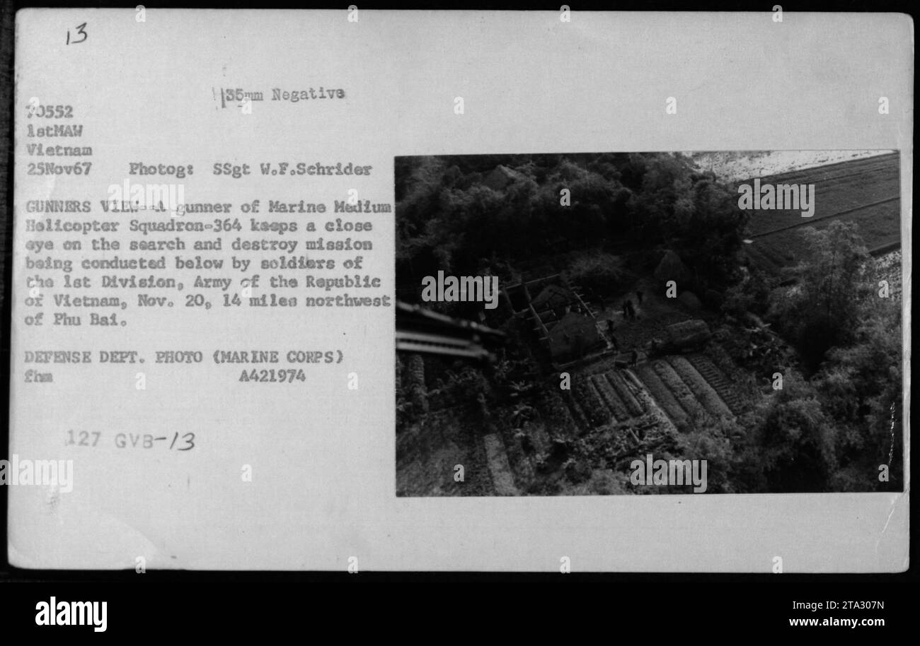 Auf diesem Foto, das am 25. November 1967 aufgenommen wurde, beobachtet ein Schütze der Marine Medium Helicopter Squadron-364 eine Such- und Zerstörungsmission unten, die von Soldaten der 1. Division der Armee der Republik Vietnam durchgeführt wird. Dieses Bild wurde während des Vietnamkrieges etwa 22 Meilen nordwestlich von Phu Bai aufgenommen. Stockfoto