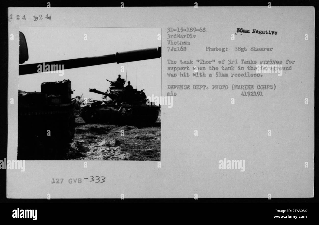 Der Panzer „Thor“ der 3. Division leistete Unterstützung, nachdem ein weiterer Panzer am 7. Juli 1968 während des Vietnamkriegs von einem 51-mm-Rückschlaggewehr getroffen wurde. Stockfoto