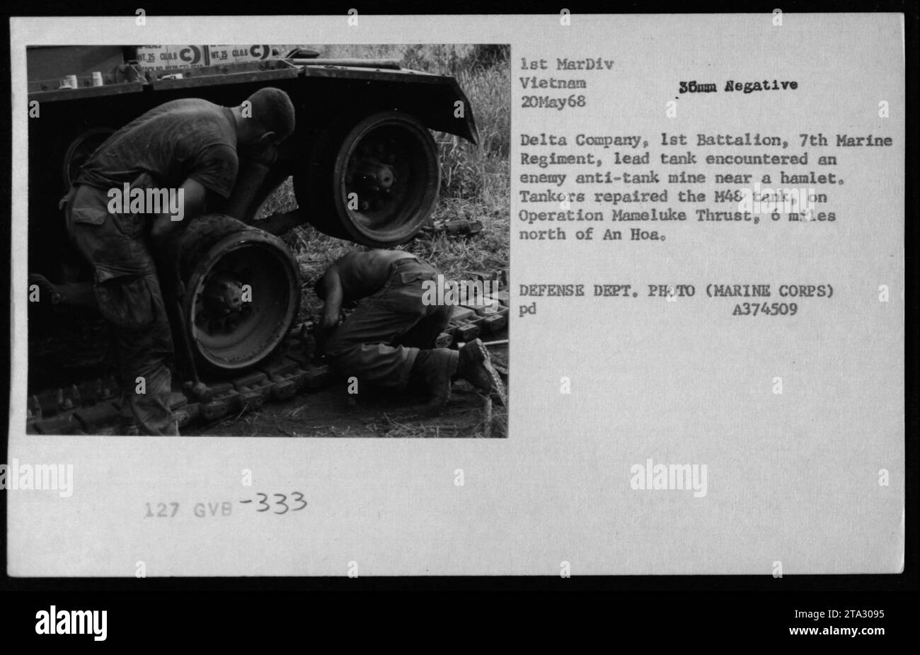 Am 20. Mai 1968 reparierte die Delta Company, 1. Bataillon, 7. Marine-Regiment, einen beschädigten M48-Panzer, nachdem er sechs Meilen nördlich von an Hoa während der Operation Mameluke Thrust eine feindliche Panzerabwehrmine getroffen hatte. Das Foto dokumentiert US-Marines, die Wartungs- und Kampfeinsätze in Vietnam durchführen. Stockfoto